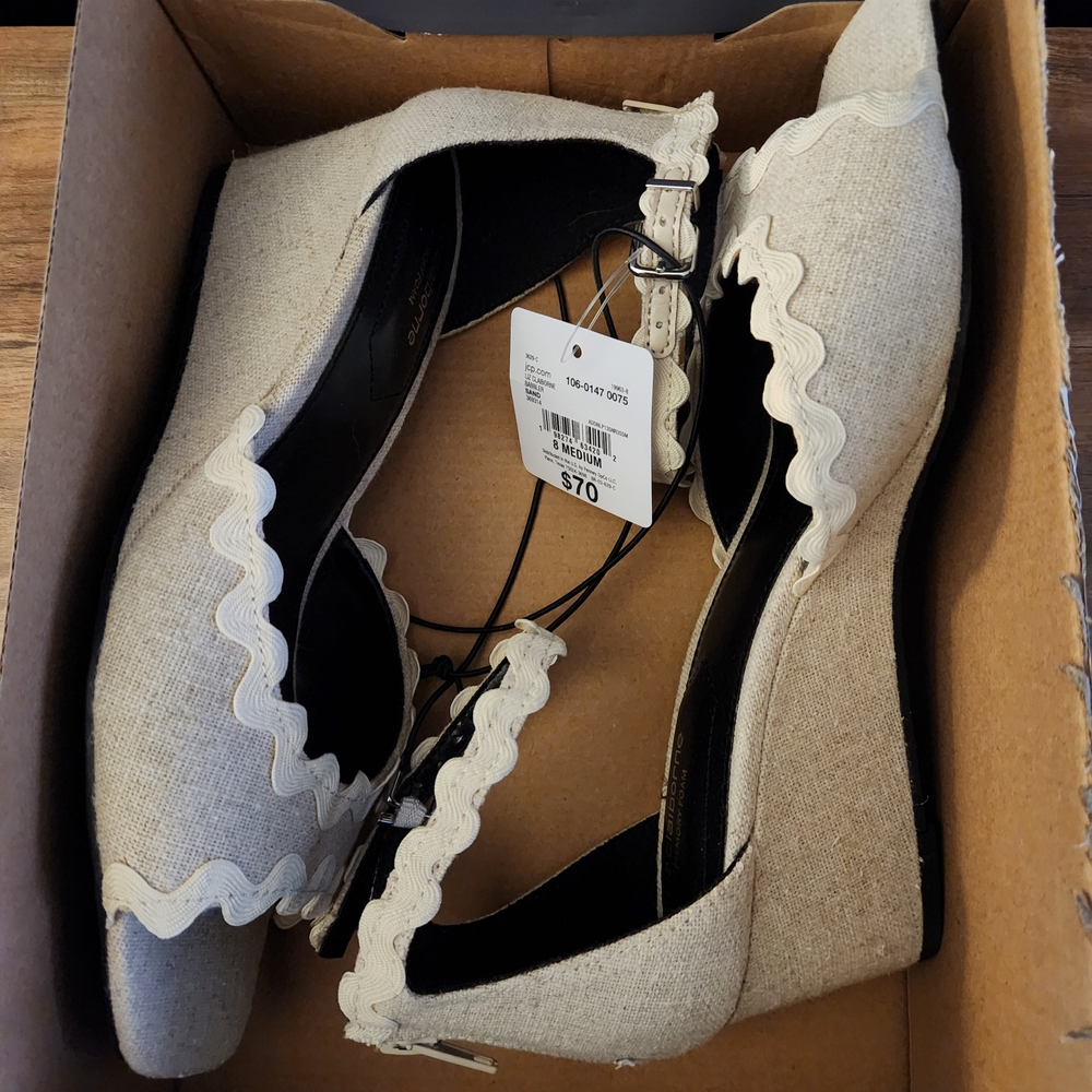 New Liz Claiborne LC Babbler Sand Wedges – Women’s Size 8 | Memory Foam Insoles